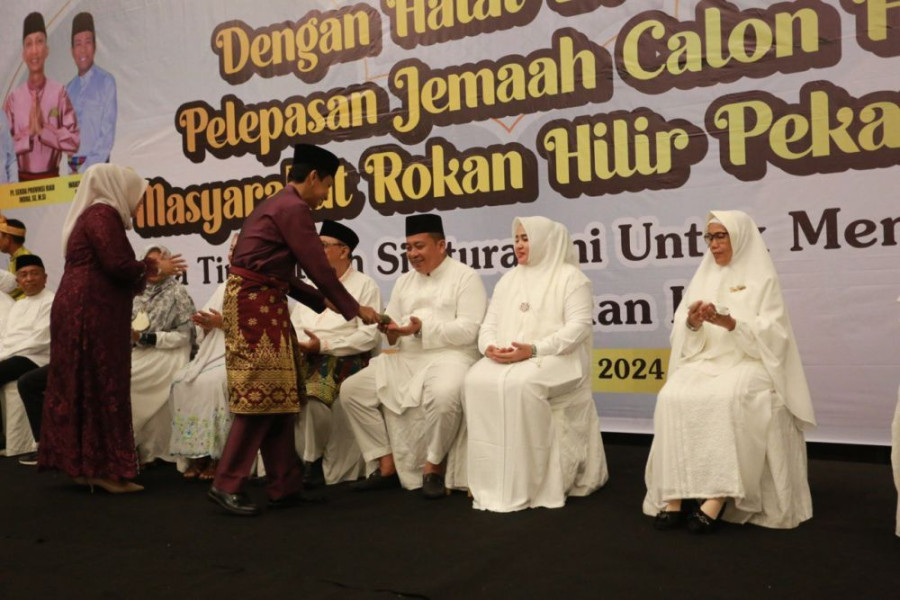 Pj Sekda Riau Tepuk Tepung Tawar Calon Jemaah Haji Rohil di Pekanbaru