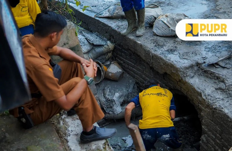 Dinas PUPR Lakukan Normalisasi Drainase di Simpang Jalan Teratai-Jalan Cempaka
