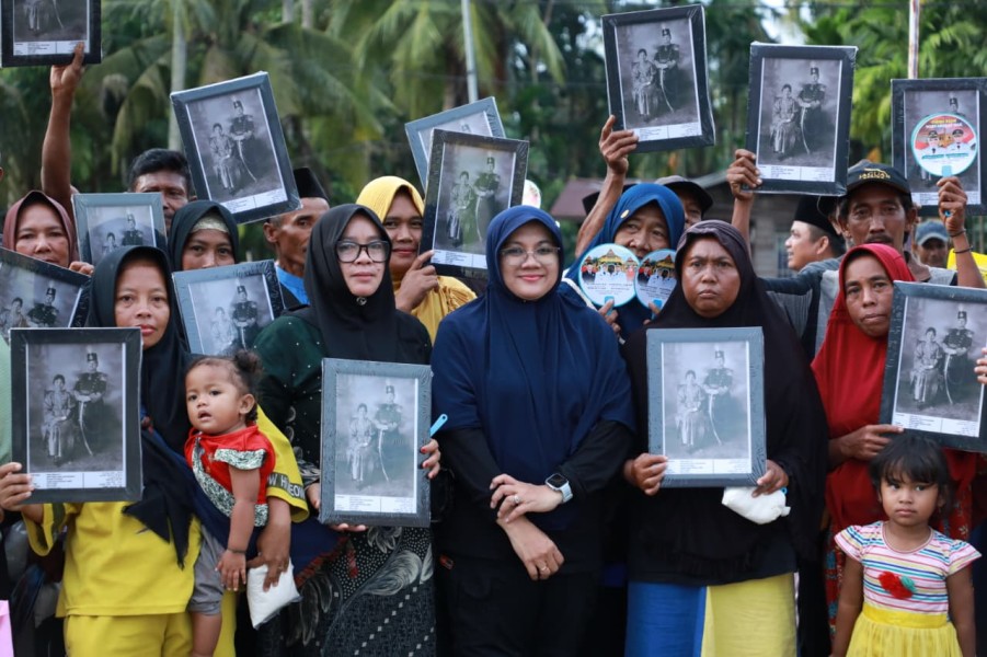Bupati Afni Ketuk Pintu Rumah Rakyat di Pelosok Kampung, Bagi Sembako dan Foto Sultan