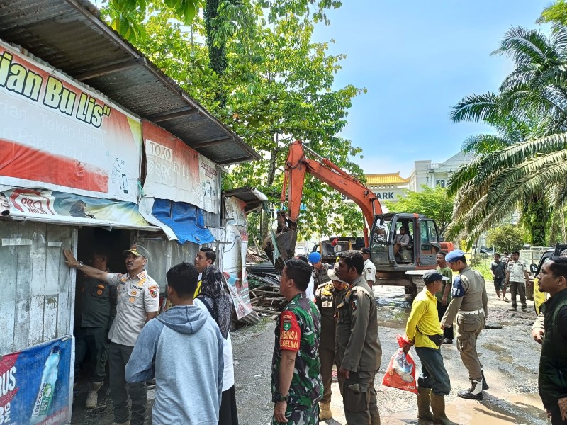 Pemko Pekanbaru Bongkar 46 Bangunan Liar di Sekitar RS Prima