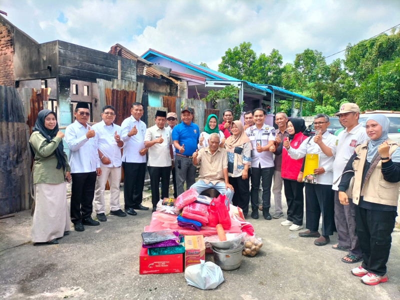 Dinsos Salurkan Bantuan Untuk Korban Kebakaran di Lembah Sari