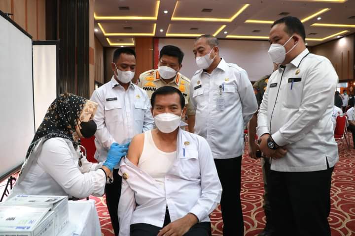 Wali Kota Pekanbaru Terima Vaksin Booster
