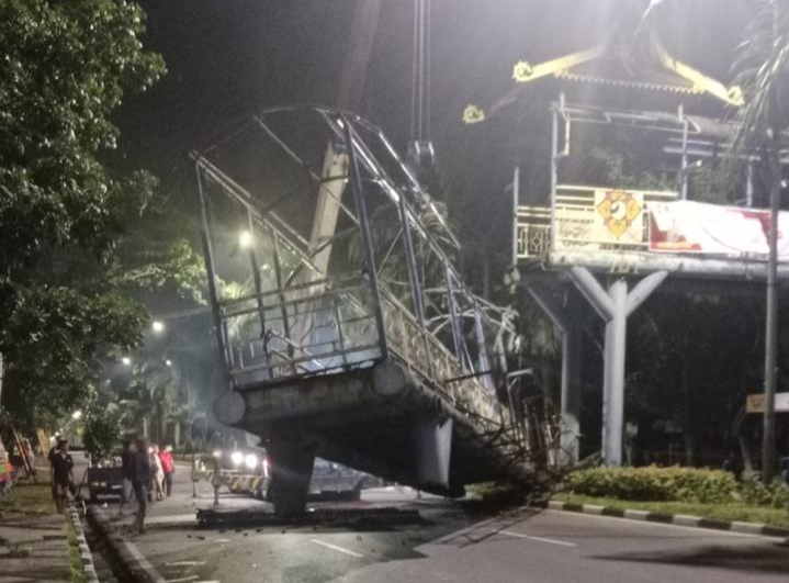 Tidak Layak Pakai, Bapenda Pekanbaru Bongkar JPO di Jalan Sudirman