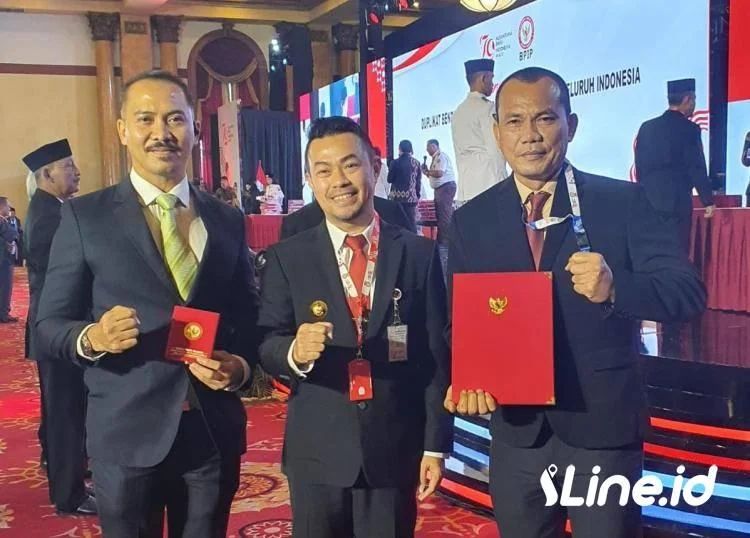 Pj Walikota Boyong Duplikat Bendera Pusaka ke Pekanbaru