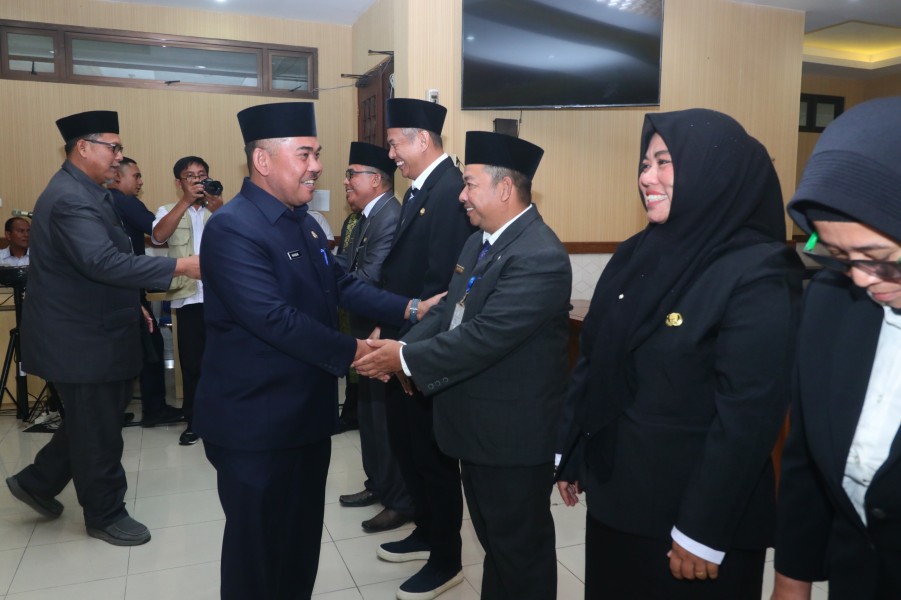 Lantik Pejabat Administrator dan Pengawas, Sekda SiakTekankan Integritas dan Inovasi Pelayanan