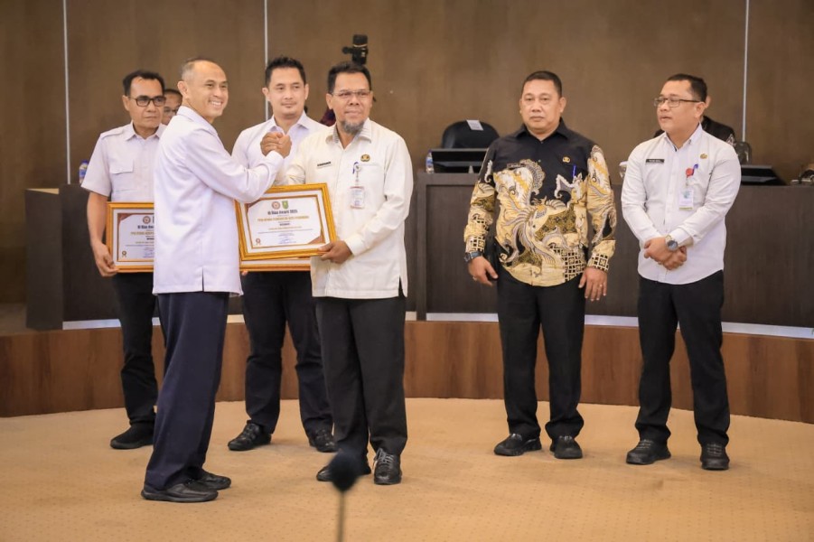 Raih Predikat Informatif, Pemko Pekanbaru Terima Penghargaan dari KI Riau Award 2025