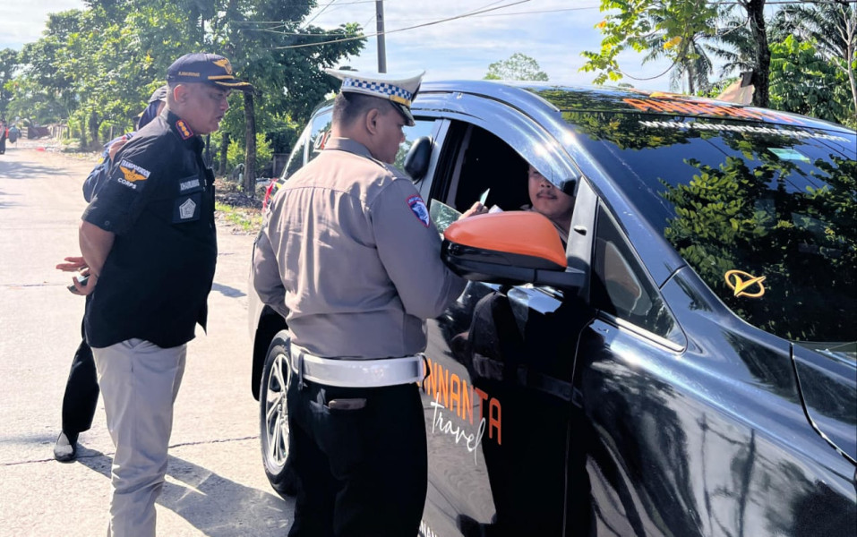 Petugas Gabungan Tindak Puluhan Pengemudi Truk di Jalan Soekarno-Hatta