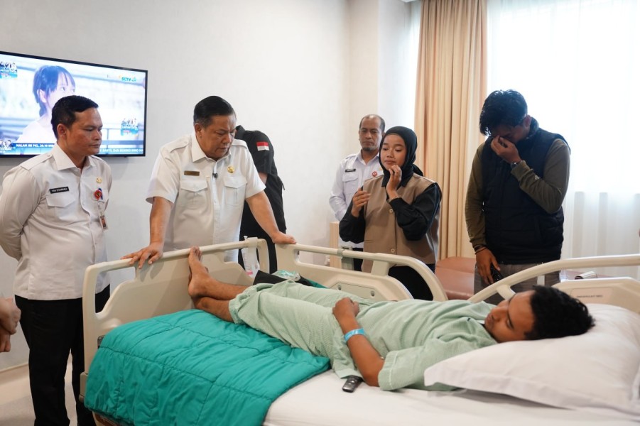 Besuk Korban Pemukulan, Plt Gubri Serahkan Biaya Pengobatan Hingga Bantuan Pendidikan