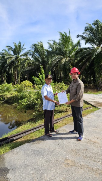 Bantuan Tiang Listrik PT BSP Selamatkan Warga Kampung Bandar Pedada dari Bahaya