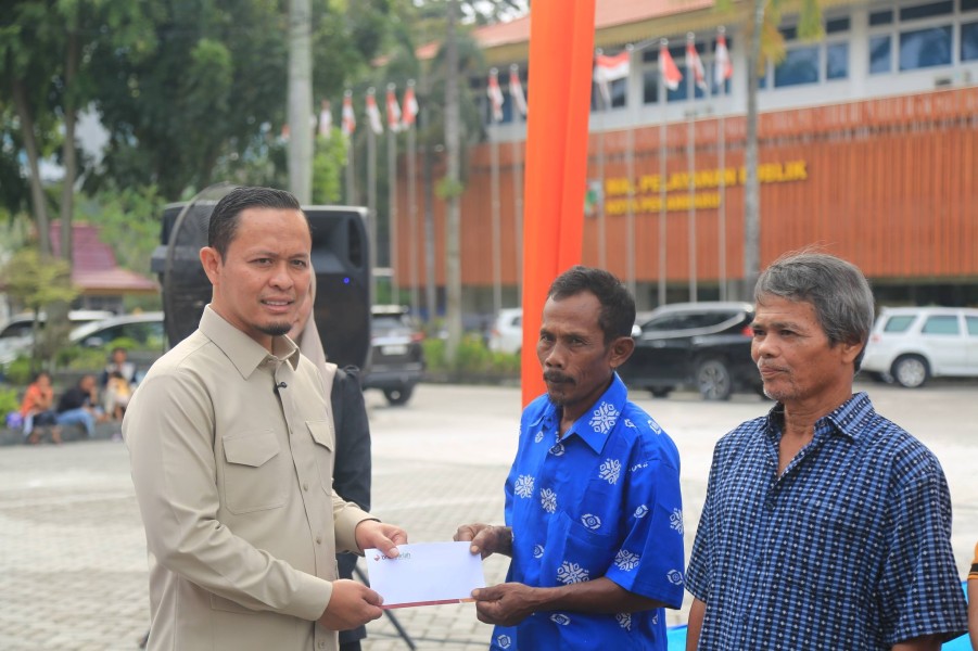 Pemko Pekanbaru dan Provinsi Salurkan Bantuan untuk 424 Keluarga Miskin Ekstrem
