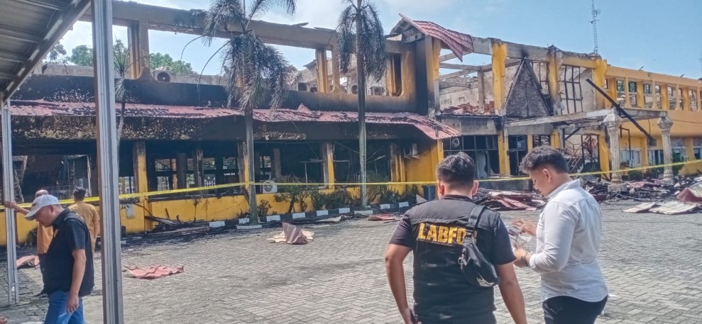 Tim Labfor Polda Riau Turun Cari Penyebab Kebakaran Kantor Disnakertrans Riau