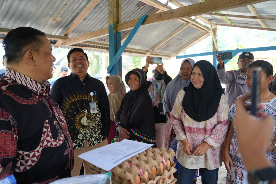 Tinjau Operasi Pasar Murah di Melebung, Plt Gubri Bagikan Beras dan Minyak Goreng Gratis