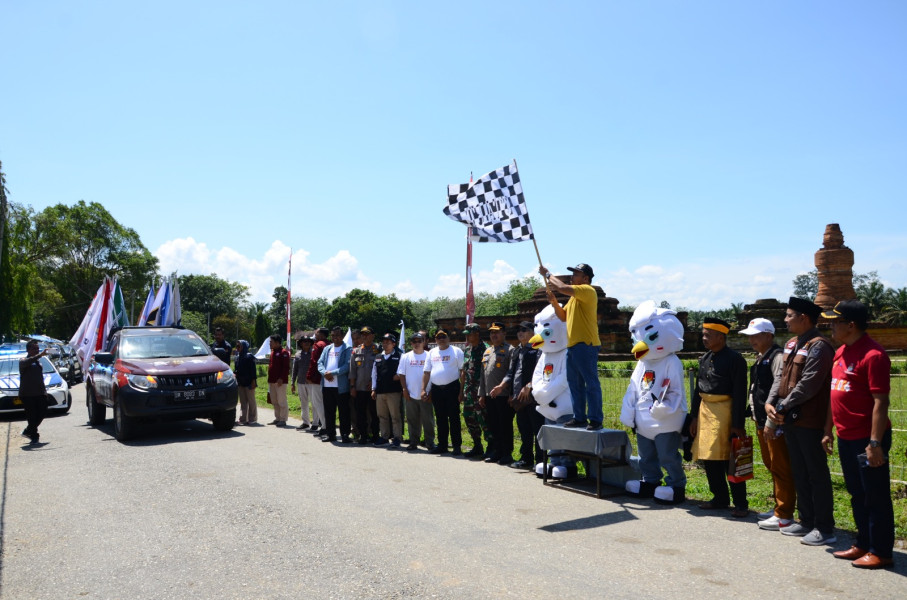 KPU Kampar Lepas Estafet Mobil Pembawa Bendera Kirab Pemilu 2024