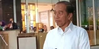 Jokowi Tertawa soal Ijazah Gibran Juga Digugat ke Pengadilan