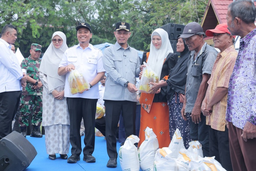 Wako Pekanbaru Salurkan Bantuan Pangan ke Ribuan Warga di Senapelan