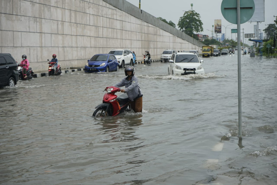 Dinas Sosial Pekanbaru Serahkan Bantuan Kepada 1.200 KK Korban Banjir