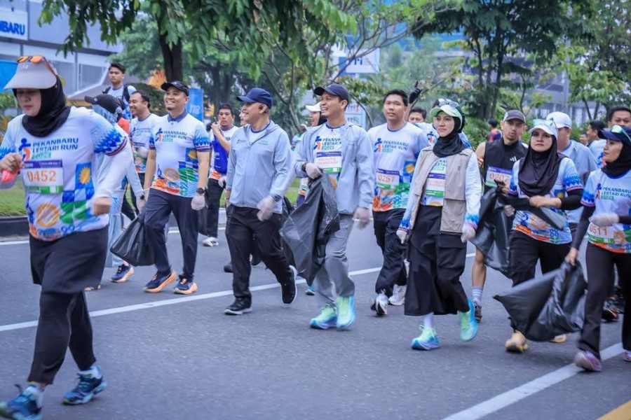 Walikota Lomba Pungut Sampah dengan 1.200 Pelari di Pekanbaru Lestari Run