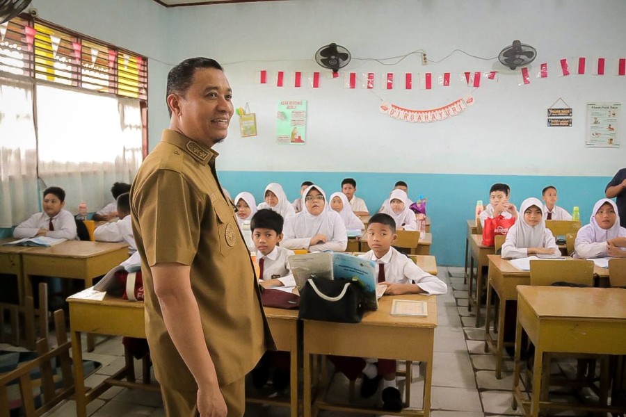 Pastikan Pelaksanaan TKA SD  Lancar, Wawako Pekanbaru Tinjau Langsung ke Sejumlah Sekolah