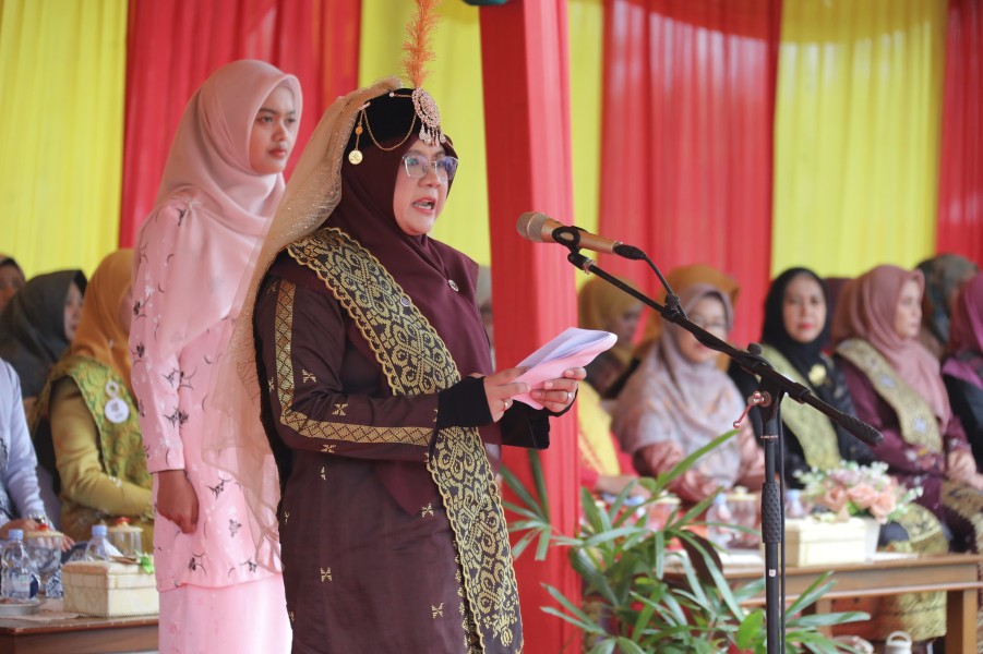 Berbaju Melayu Sultanah Latifah, Bupati Afni Pimpin Upacara HUT Siak, Suarakan Kesetiaan dan Keadilan
