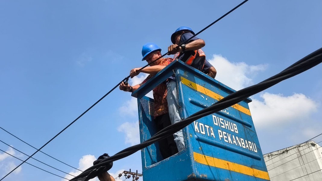 Tidak Berizin, Pemko Pekanbaru Potong Sejumlah Kabel Fiber Optik