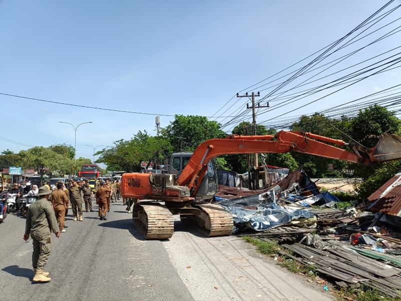 Pemko Pekanbaru Bersihkan Lapak PKL di Sepanjang Jalan HR Soebrantas