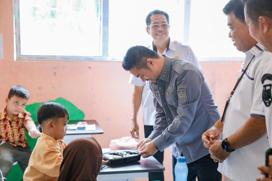 Pj Walikota Pekanbaru Hadiri Simulasi Makan Siang Gratis di SD 185 dan SMP 49