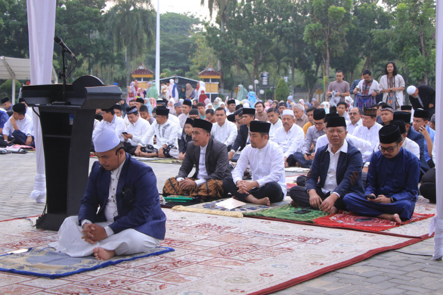 Pj Wako Pekanbaru Shalat Idul Adha 1445 H di Lapangan MPP Pekanbaru