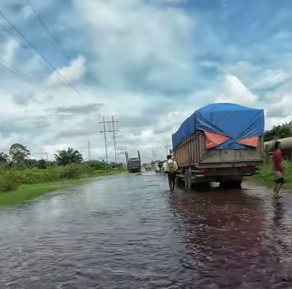 Banjir Simpang Obor Siak Berstatus Jalan Nasional, Warga Mengungsi