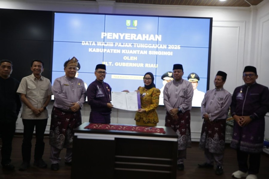 Plt Gubri Serahkan Data Tunggakan Pajak di Kabupaten Kuansing Senilai Rp20,7 Miliar