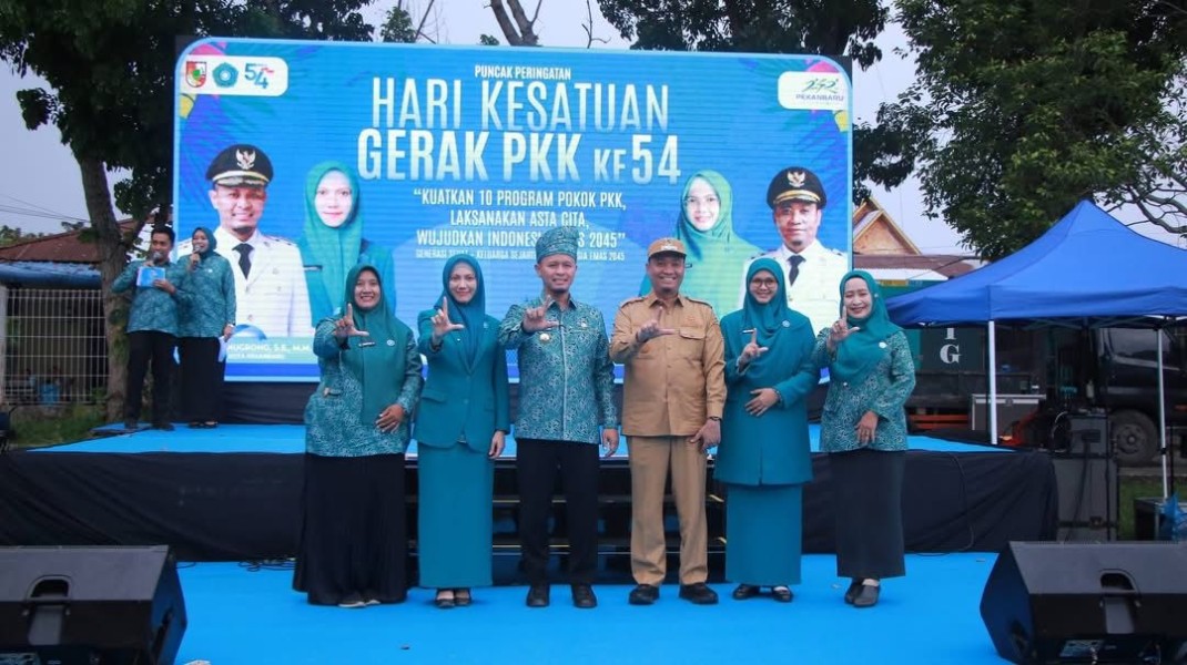 Wako Agung Berangkatkan Umroh Dua Orang Kader TP PKK Pekanbaru