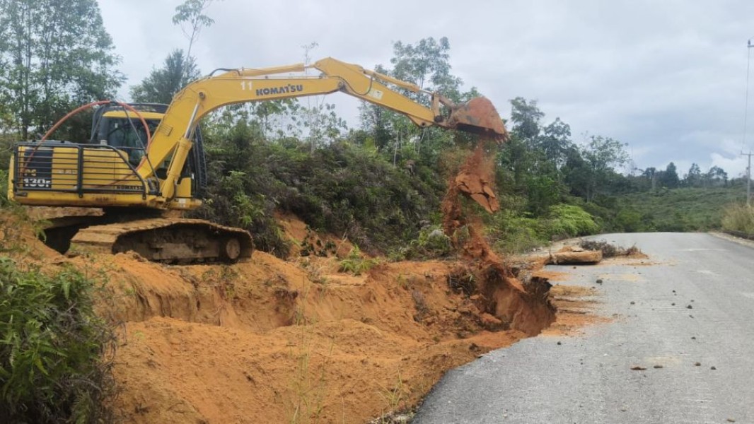 PUPR Riau Turunkan Alat Berat Tangani Longsor di Jalan Ujung Batu-Rokan Batas Sumbar