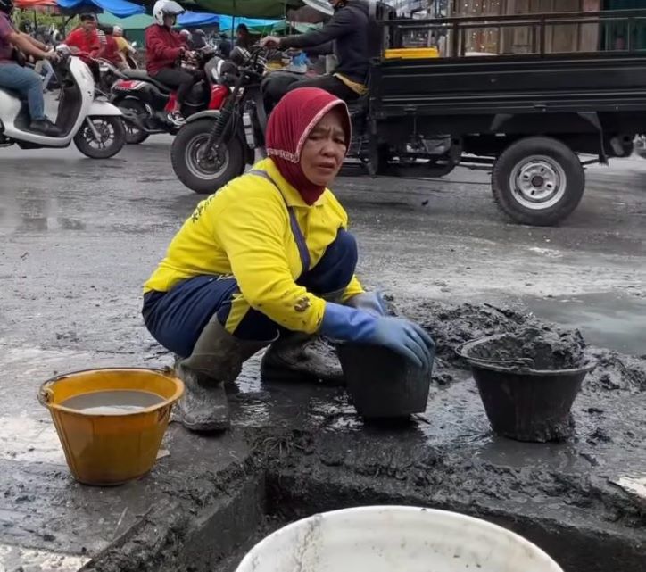 Atasi Banjir, Pasukan Kuning Dikerahkan Setiap Hari Bersihkan Sampah di Saluran Drainase