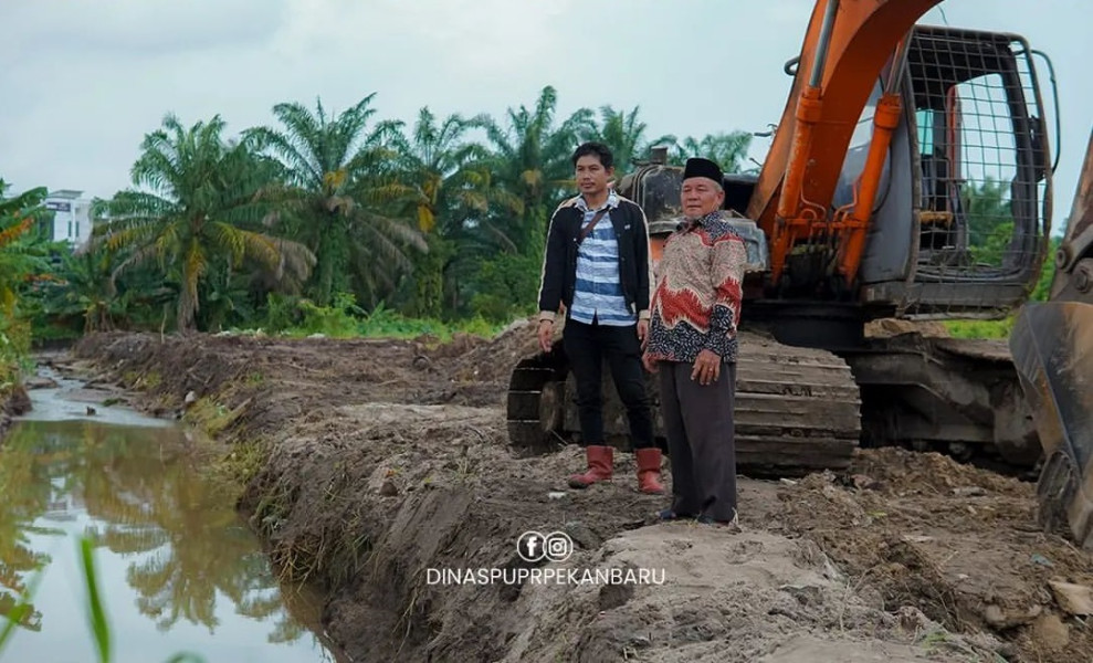 Dinas PUPR Pekanbaru Gunakan Alat Berat Untuk Normalisasi Drainase di Jalan Arifin Ahmad