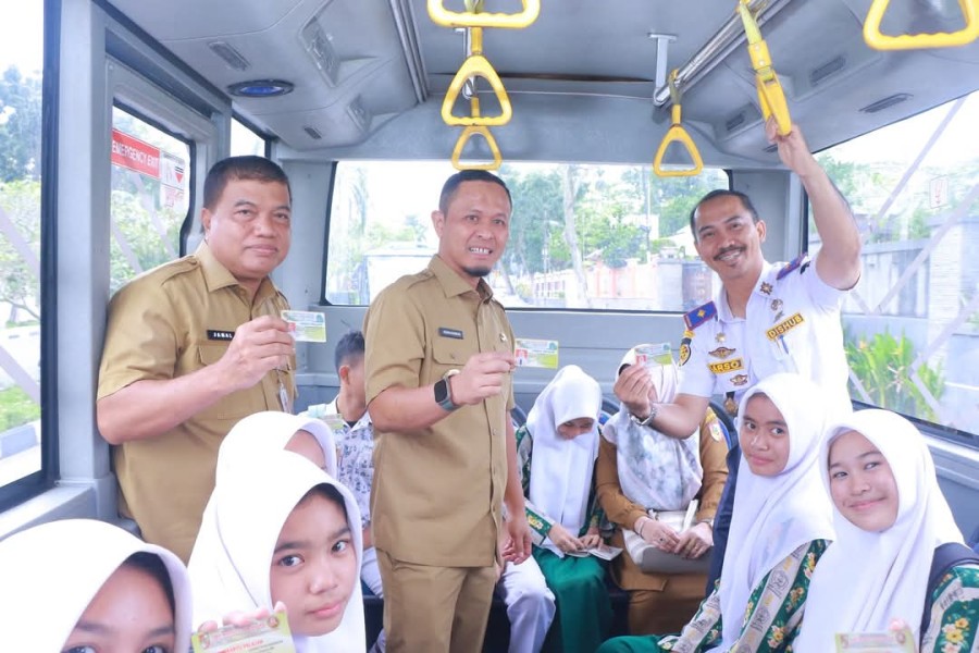 Pastikan Pelayanan Gratis Untuk Pelajar, Wako Pekanbaru Naik Bus TMP