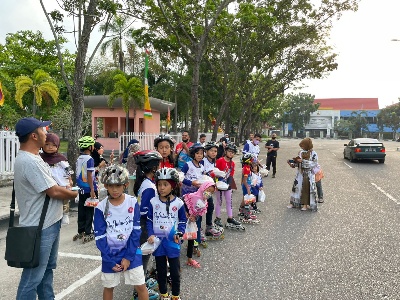 Peduli Sesama, Klub Sepatu Roda Sky Inline Skate Berbagi Takjil Gratis Bagi Warga Pekanbaru