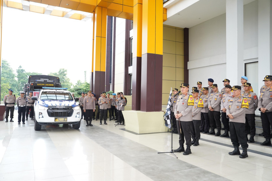 Polda Riau Kirim 3 Truk Bantuan Sembako Korban Banjir Bandang Sumbar