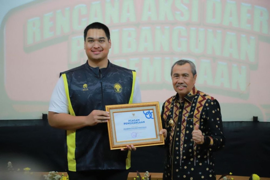 Gubernur Riau Syamsuar Raih Anugerah RAD dari Menpora