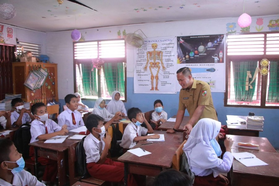 Gunakan Masker, Mulai Senin Ini Pembelajaran Tatap Muka di Sekolah  Kembali Normal