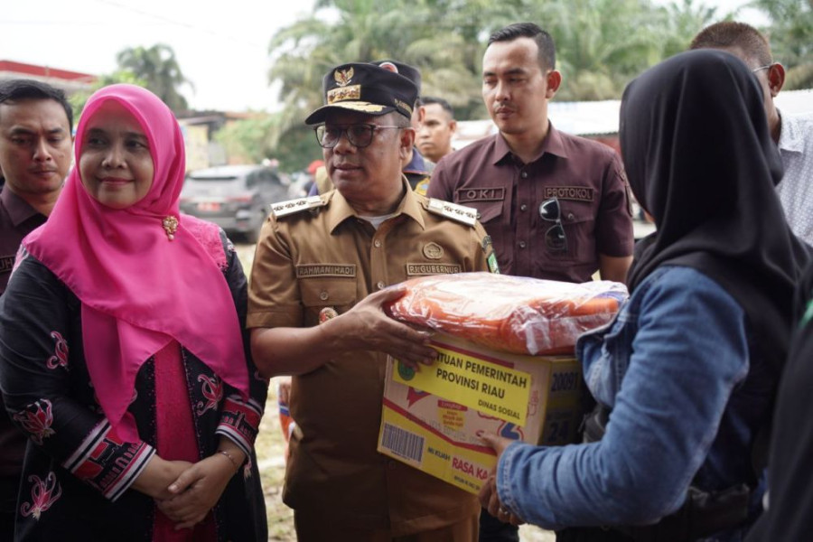 Pemprov Riau Salurkan Beras Untuk Korban Banjir di Inhil