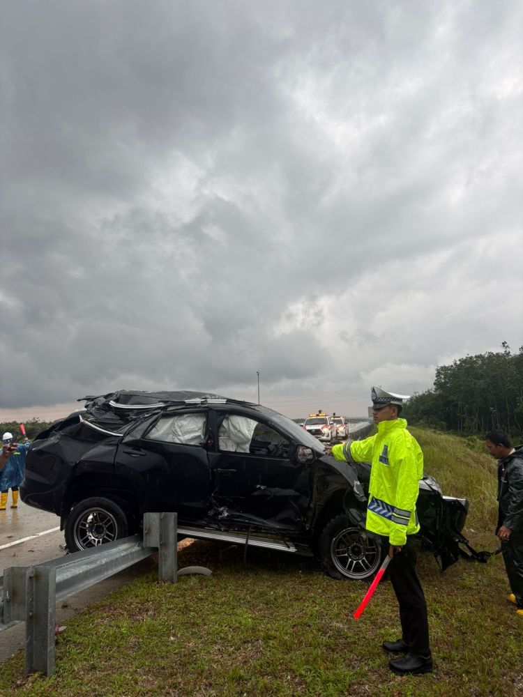 Fortuner Tabrak Pembatas Jalan di Tol Pekanbaru-Bangkinang