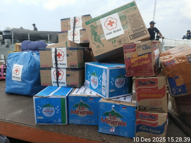 Solidaritas Masyarakat Riau: 150 Ton Bantuan Aceh Diangkut Naik Kapal Perang