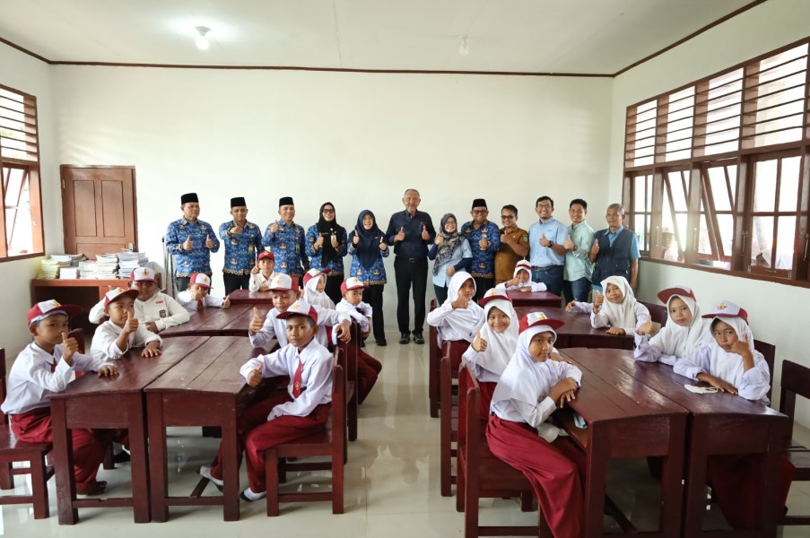 Bupati Afni  Revitalisasi Bangunan SD Negeri 17 Teluk Lanus