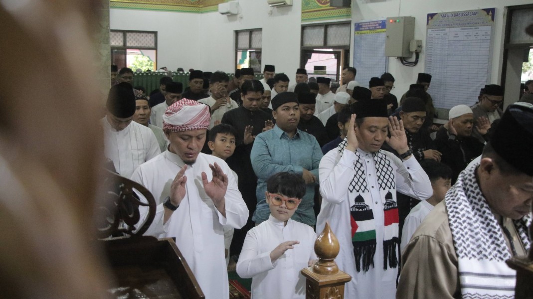 Walikota Pekanbaru Salat Idulfitri di Lapangan Hang Jebat