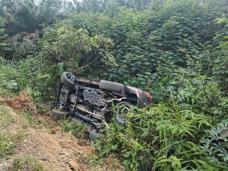 Dikejar Polisi, Fortuner Pengedar Sabu Terbalik di Rokan Hilir