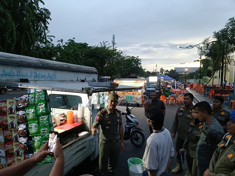 Satpol PP Pekanbaru Beri Peringatan Terakhir Untuk Pedagang Sekitar Mesjid Raya An-Nur