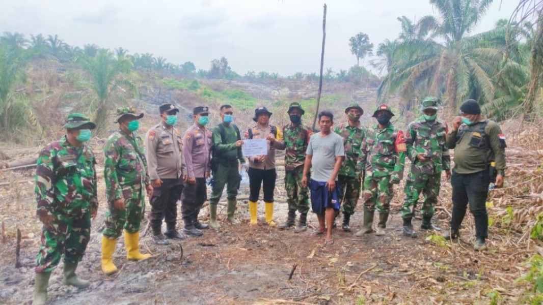Diduga Bakar Lahan, Petugas Gabungan Amankan Pelaku dan Barang Bukti