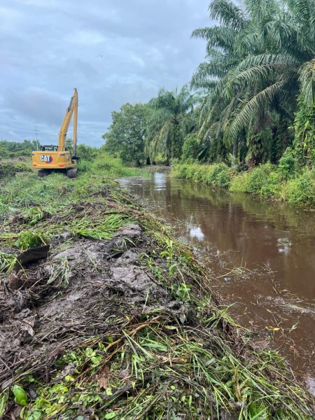 PT BSP Turunkan Long Arm Bersihkan Kanal Ring 1 di Dosan