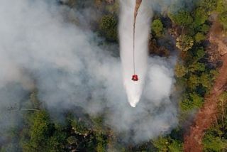 Karhutla Rohil Padam, Helikopter Water Bombing Dikerahkan untuk Pendinginan