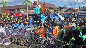 Ketua DPRD Riau, Temui Massa Aksi
