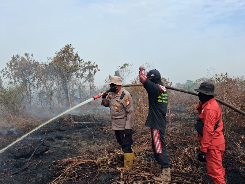 TNI-Polri dan Tim Gabungan Berjibaku Padamkan 10 Hektare Lahan Gambut di Rupat